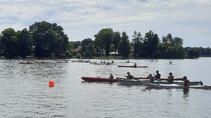Berliner Kanu-Halbmarathonfahrt: Sport, Natur und Gemeinschaft auf dem Wasser