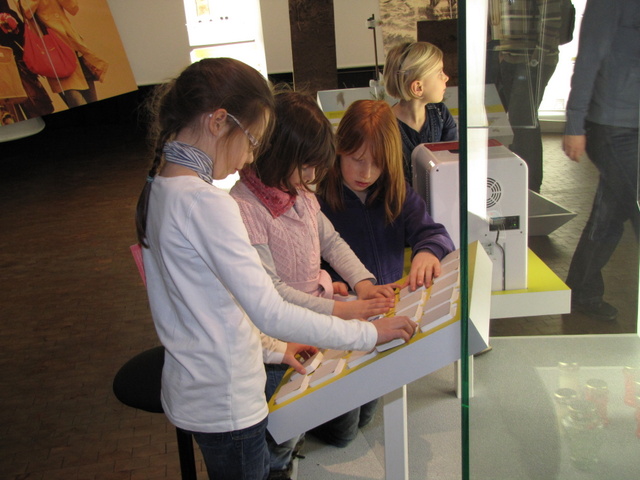 Opti-Segler kreuzen durch das Technikmuseum