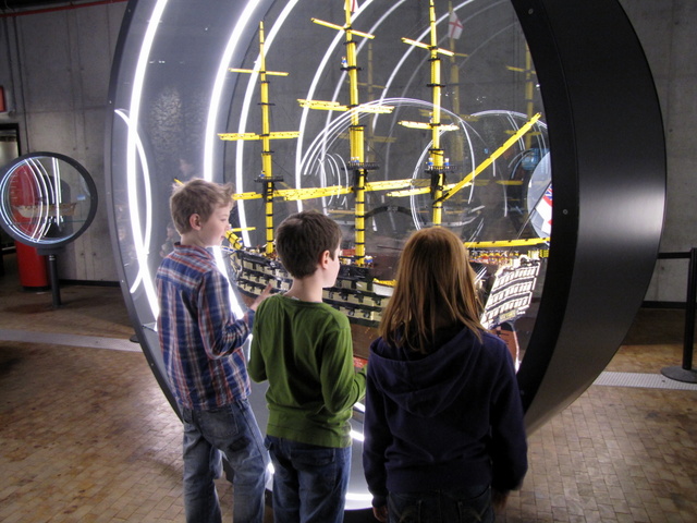 Opti-Segler kreuzen durch das Technikmuseum