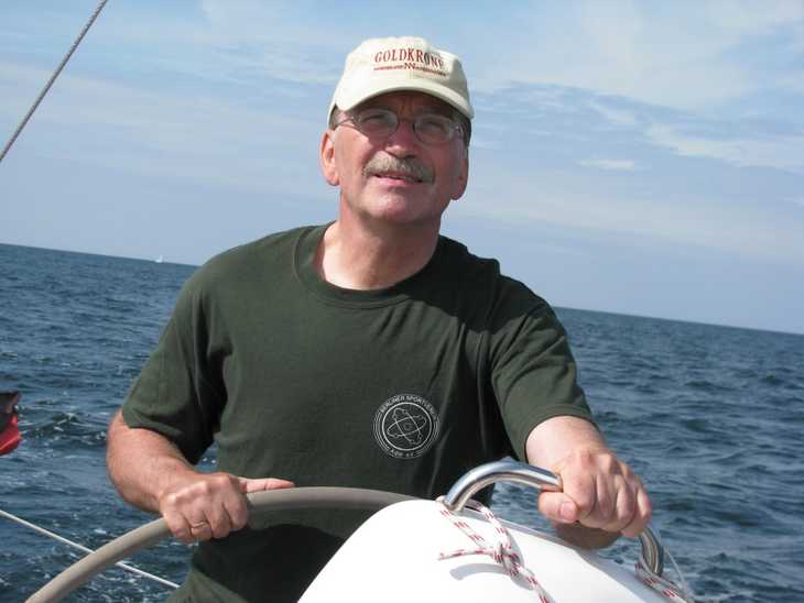 Der Co-Skipper Gert Schröder hart am Wind
