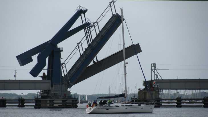 Der alte Rügendamm mit der Klappbrücke