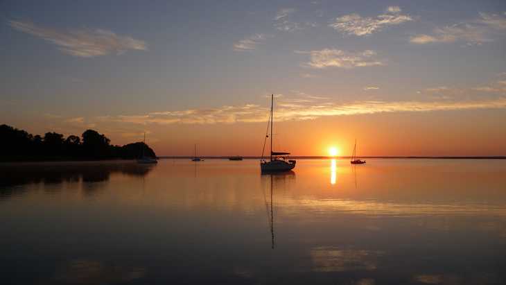 Sonnenaufgang auf der Müritz, festgehalten von einem unbekannten Frühaufsteher, der uns mit diesem Bild überraschte